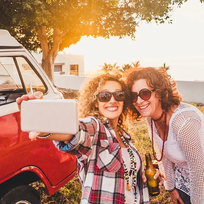 Zwei Frauen im Urlaub schießen ein Selfie mit dem Smartphone