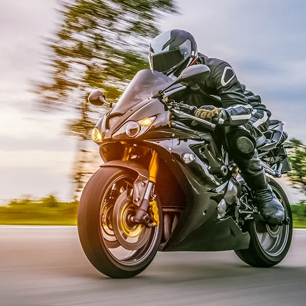 Motorradfahrer auf der Straße