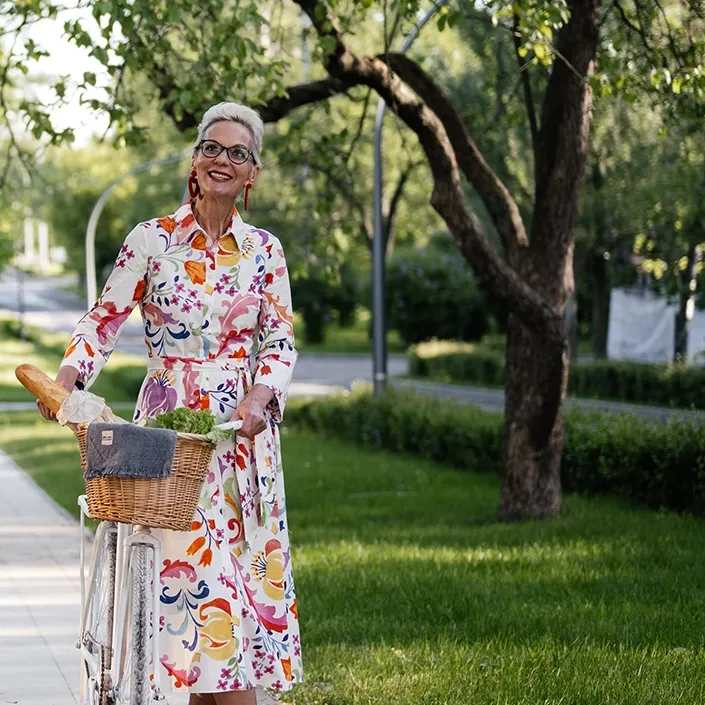 Frau mit Fahrrad im Park