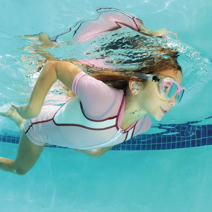 Kind mit Spritzwasserschutz beim schwimmen