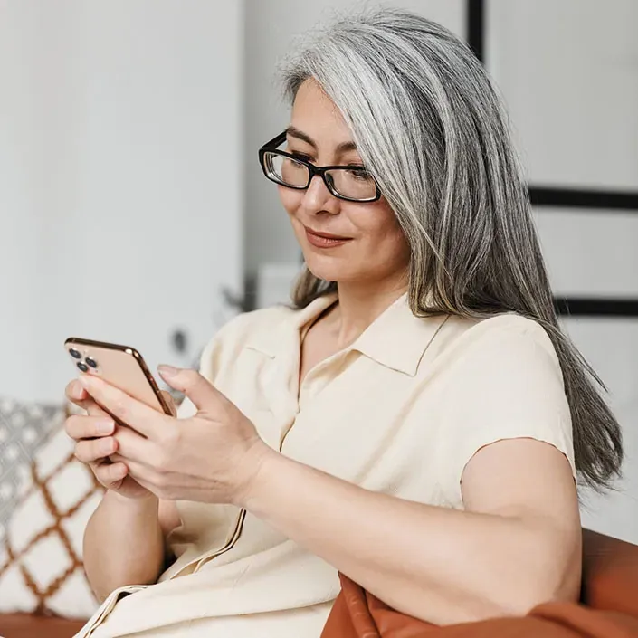 Frau am Smartphone