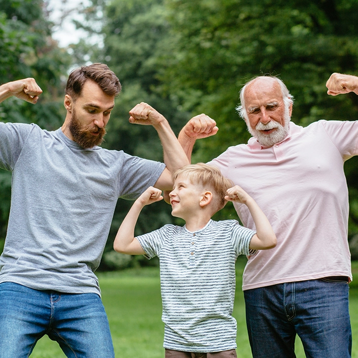 3 Generationen: Opa, Vater, Kind